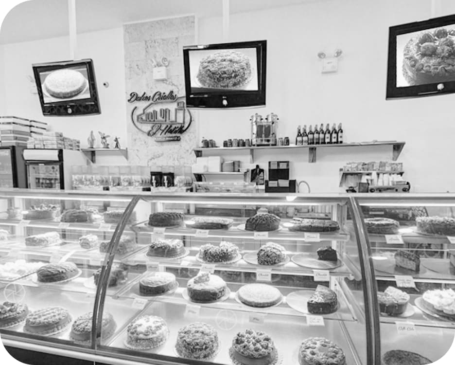 Nuestros primeros hornos y vitrinas llenas de dulces